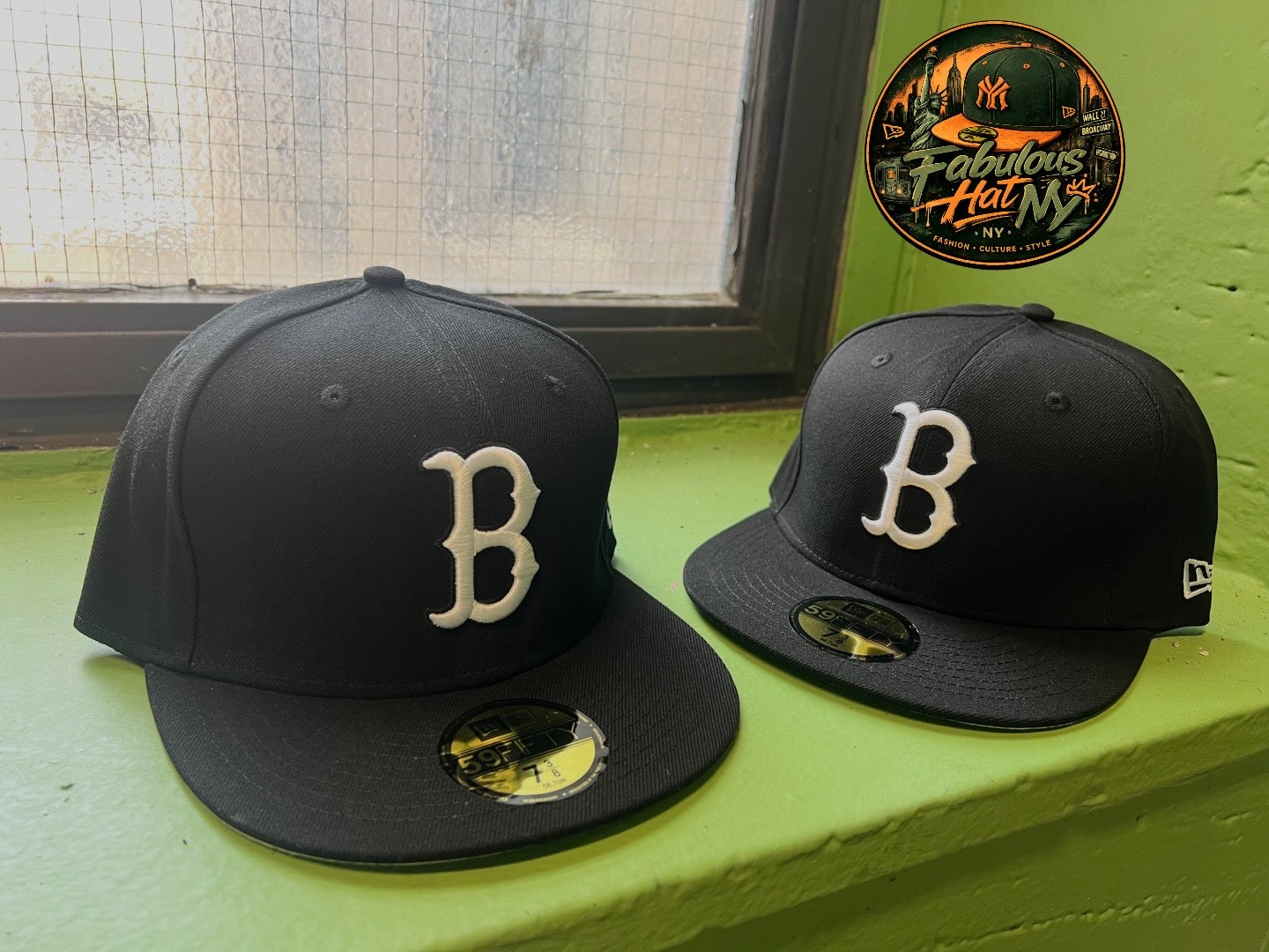 New Era 59Fifty negra presenta el logotipo "B" bordado en blanco de los Boston Red Sox en la parte delantera.