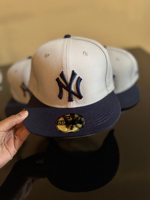 Gorra New Era 59FIFTY de los New York Yankees presenta un diseño clásico en gris con visera azul marino.
