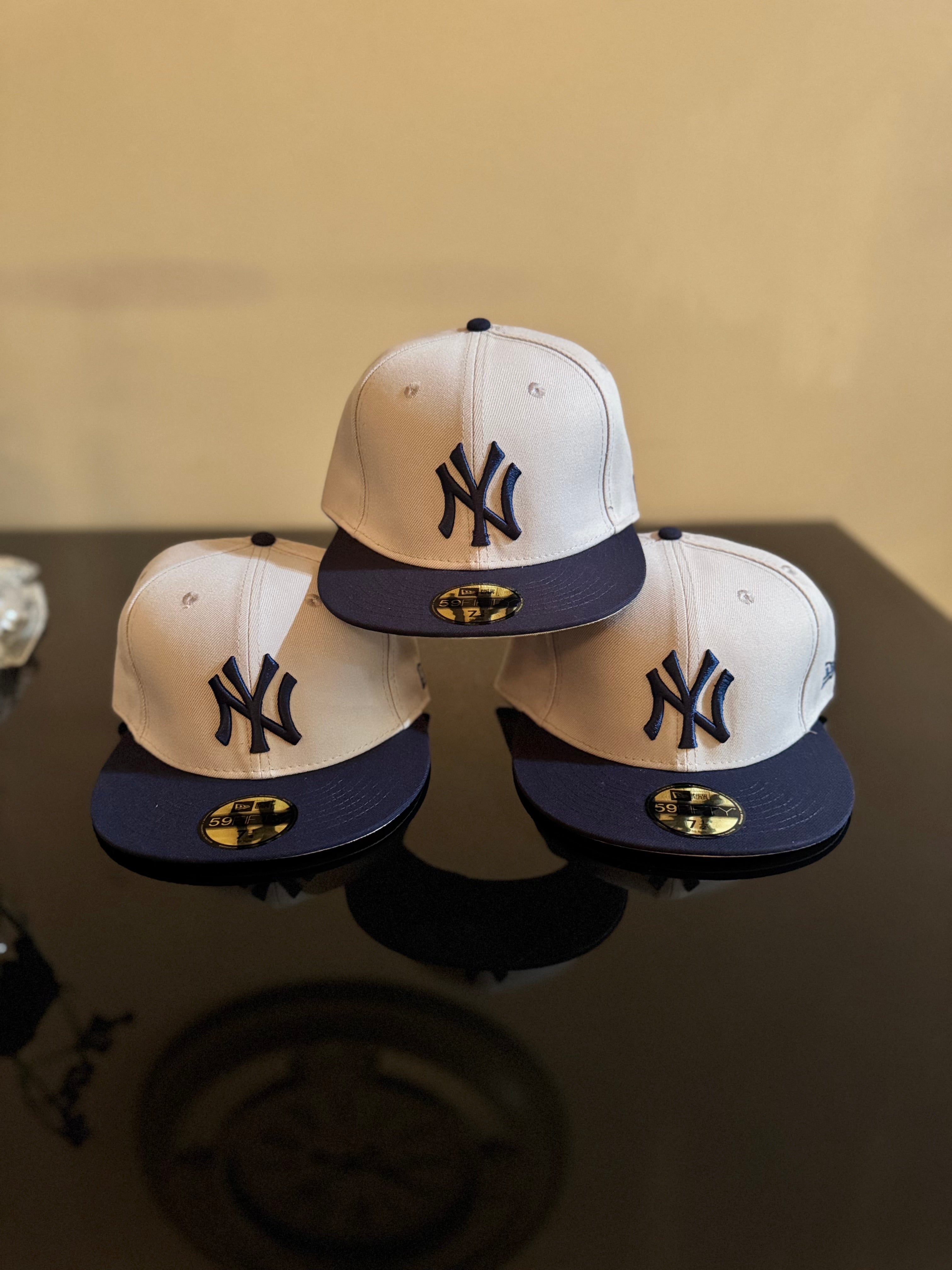 Gorra New Era 59FIFTY de los New York Yankees presenta un diseño clásico en gris con visera azul marino.