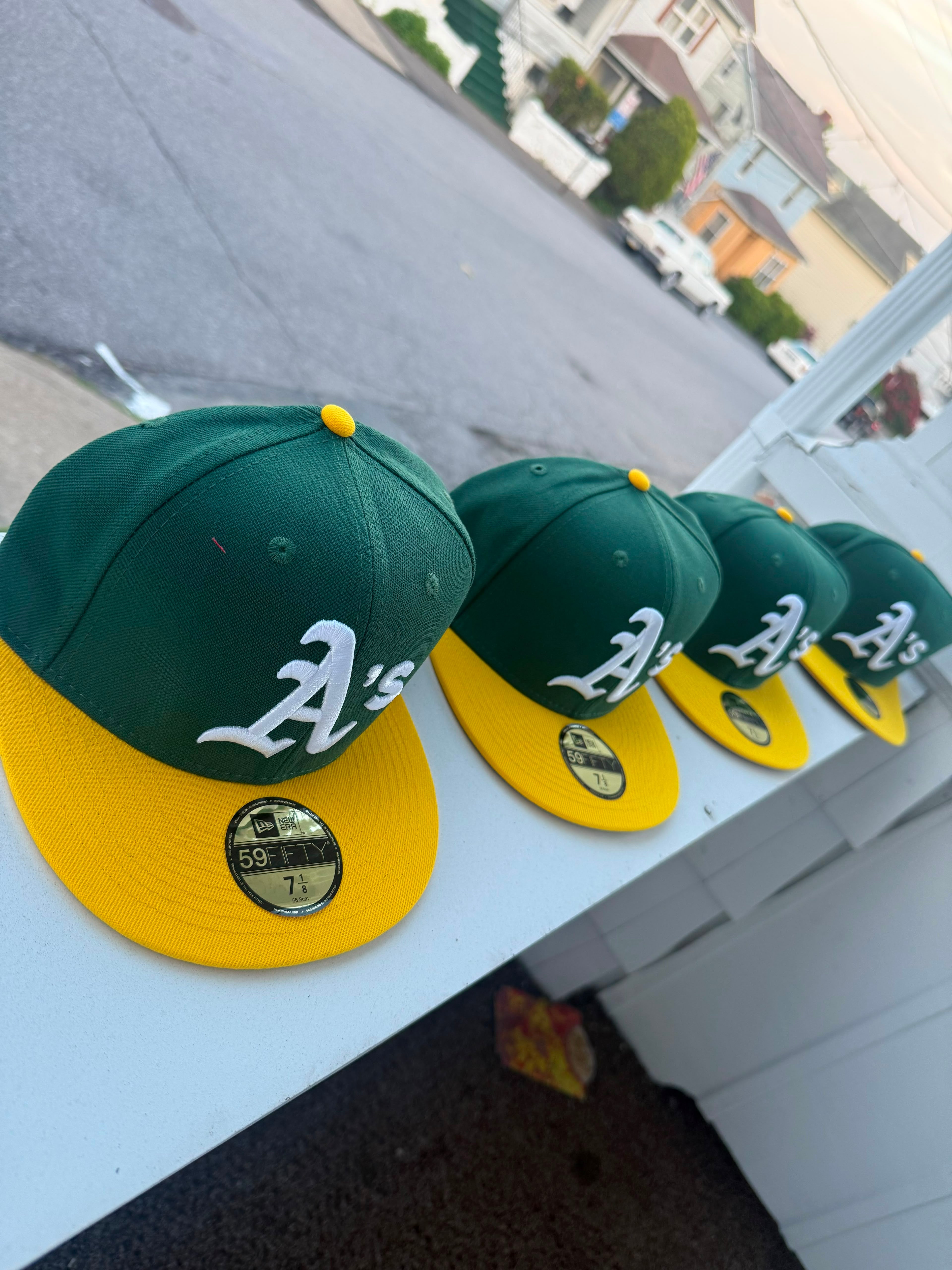 Gorra New Era 59Fifty ajustada de los Oakland Athletics con un diseño clásico de color verde y amarillo.