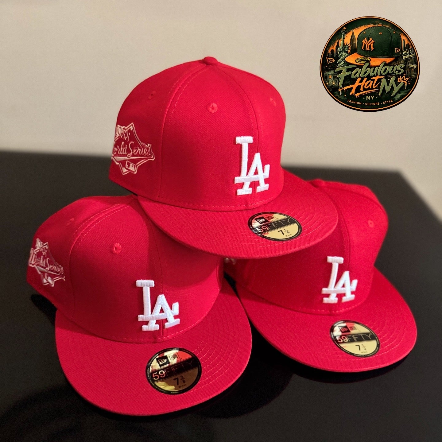 Gorra roja de los Dodgers de Los Ángeles cuenta con un parche conmemorativo del 50 aniversario del Juego de Estrellas de 1980 en el lateral.