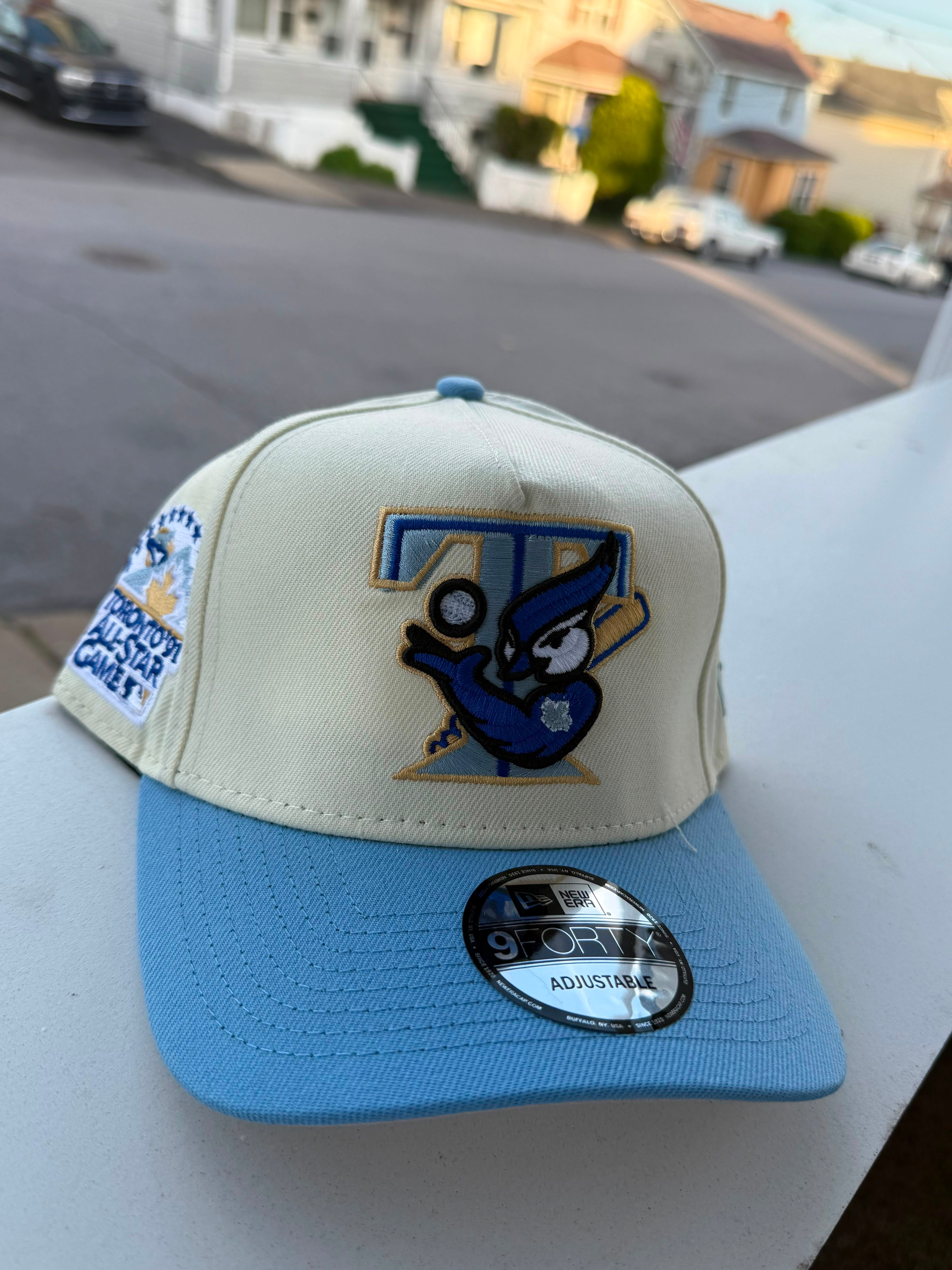 New Era 9FORTY ajustable presenta un diseño clásico de los Toronto Blue Jays con un parche conmemorativo del All-Star Game de 1991.