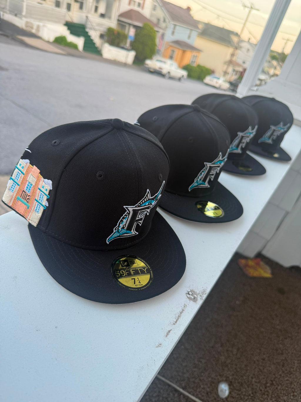 Gorra New Era 59FIFTY presenta un logotipo clásico de los Florida Marlins bordado en el frente y un parche lateral especial de edificios de South Beach.