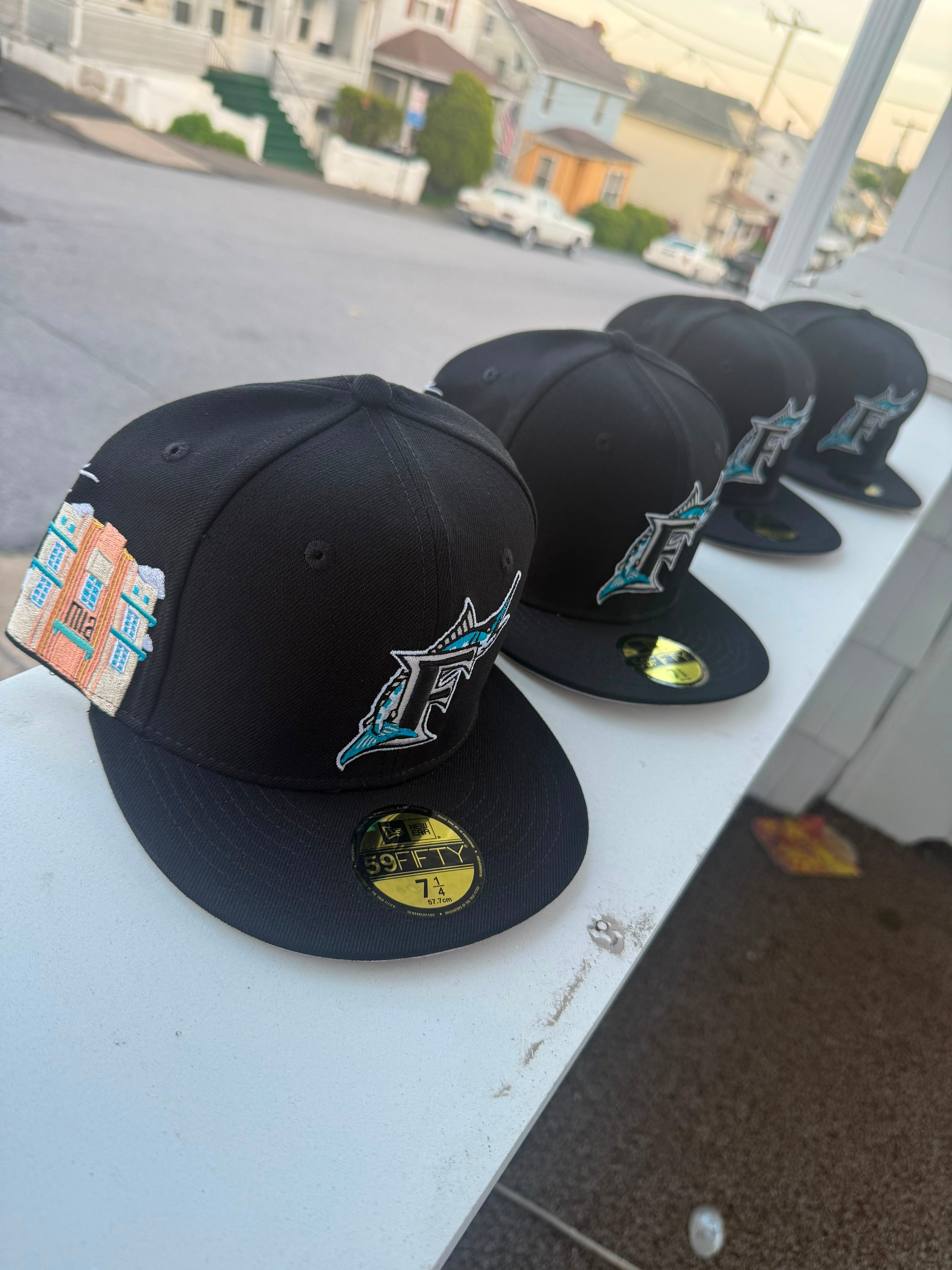 Gorra New Era 59FIFTY presenta un logotipo clásico de los Florida Marlins bordado en el frente y un parche lateral especial de edificios de South Beach.