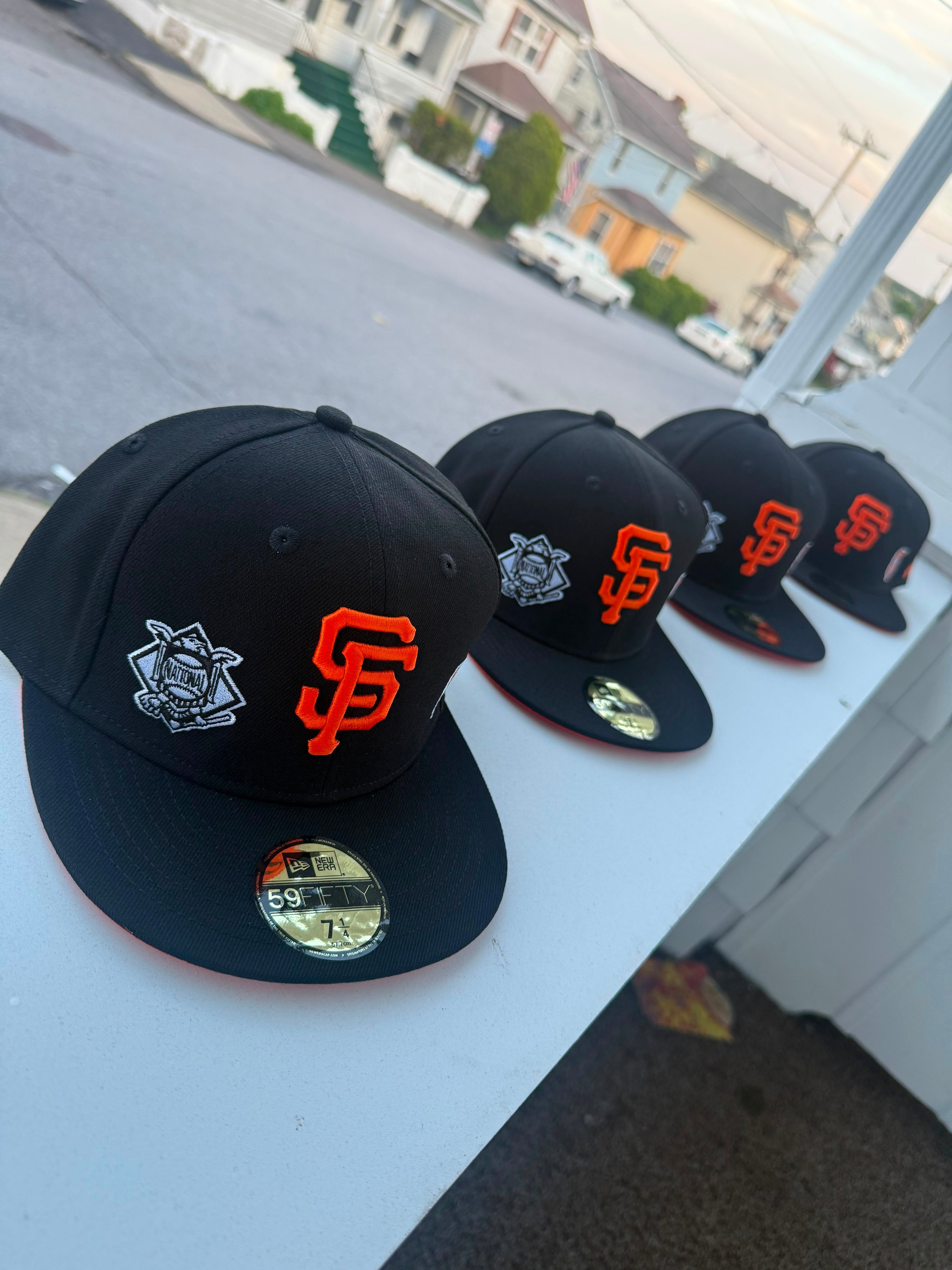 Gorra New Era 59FIFTY de los San Francisco Giants cuenta con un parche lateral conmemorativo de la Liga Nacional y una visera inferior de color naranja.