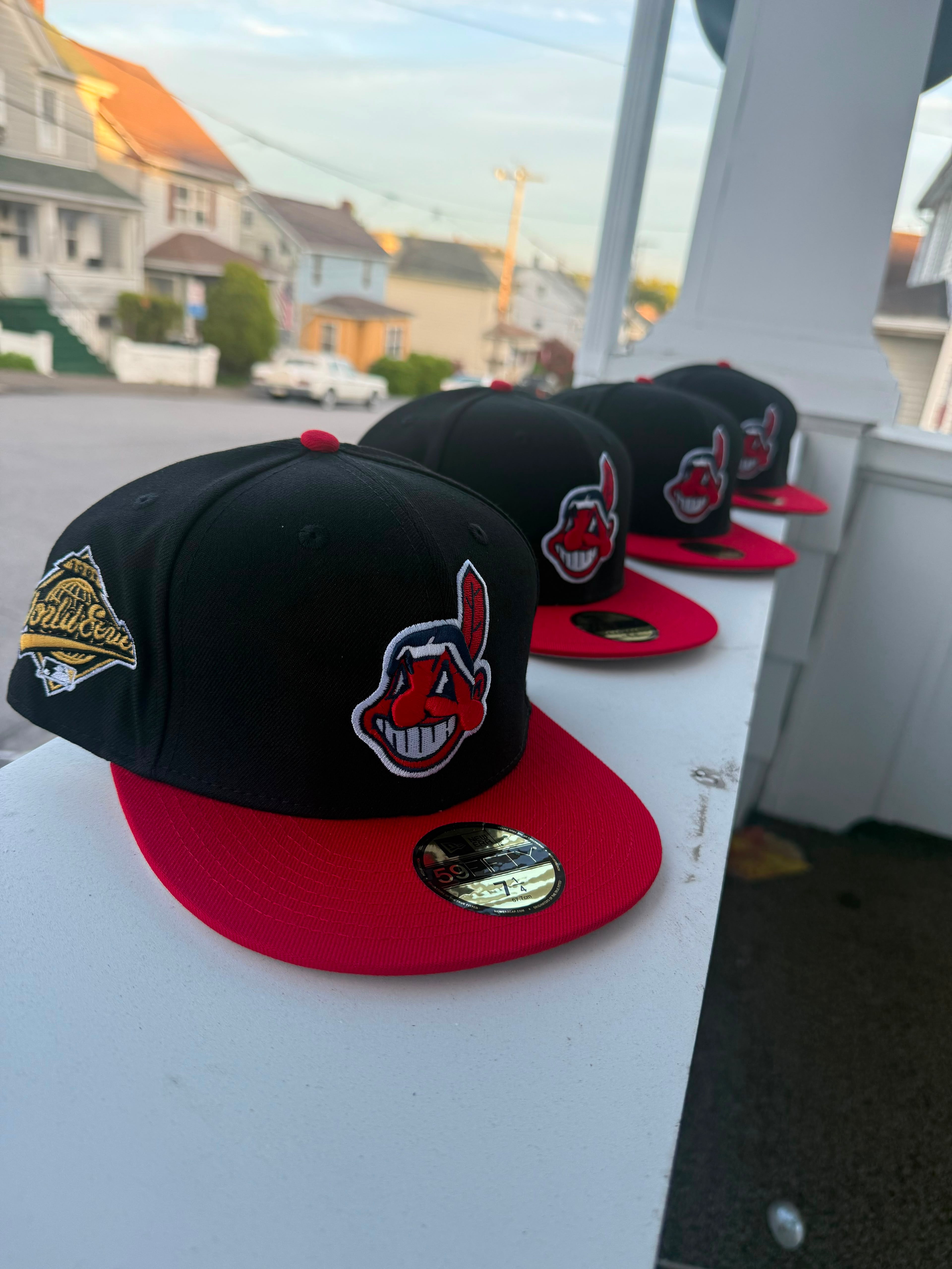 Gorra ajustada New Era 59FIFTY presenta el logotipo clásico de Chief Wahoo y un parche lateral del Campeonato Mundial de 1995.