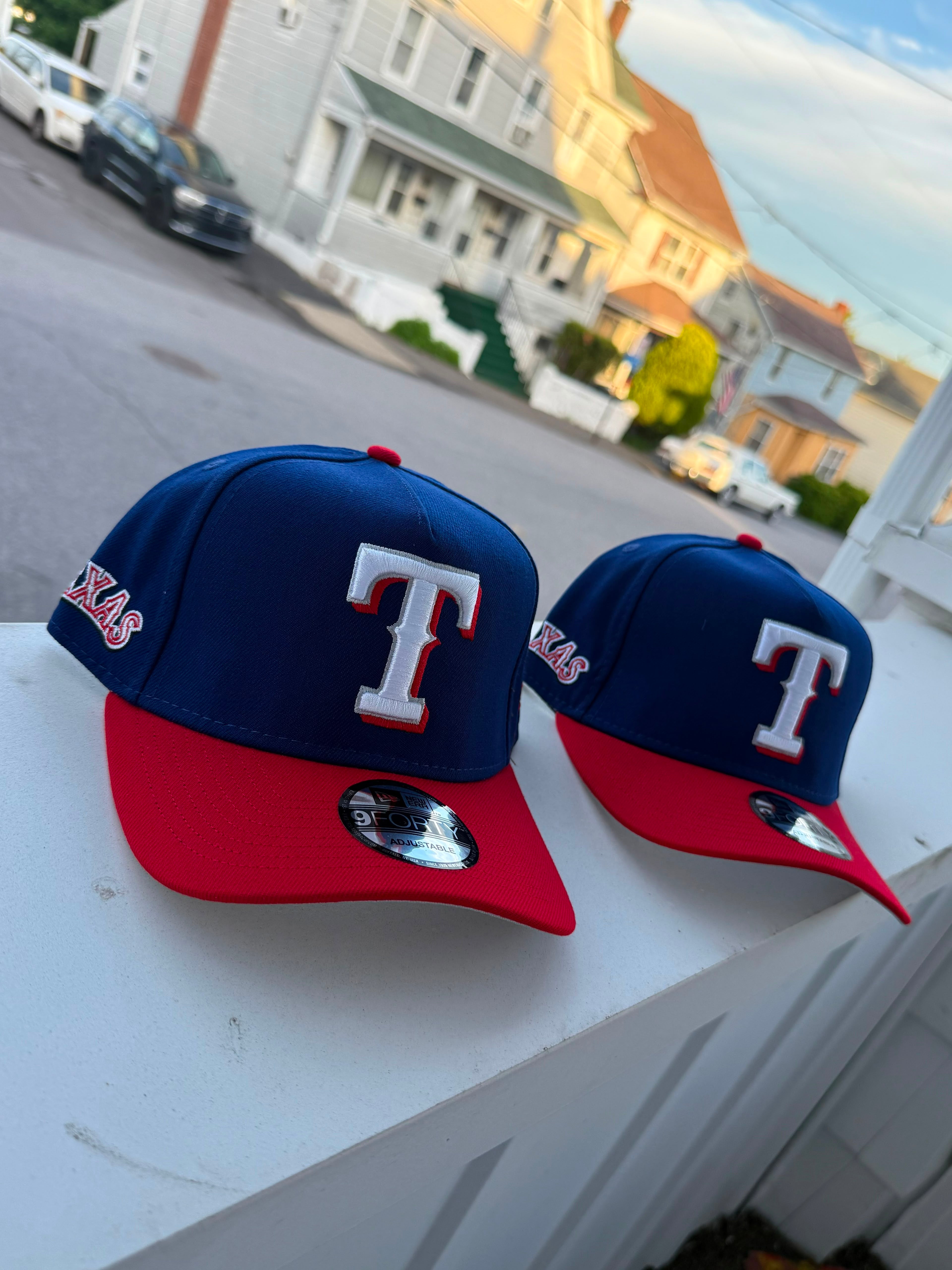 New Era 9FORTY de los Texas Rangers presenta una corona azul con la icónica "T" en rojo y blanco bordada en el frente.