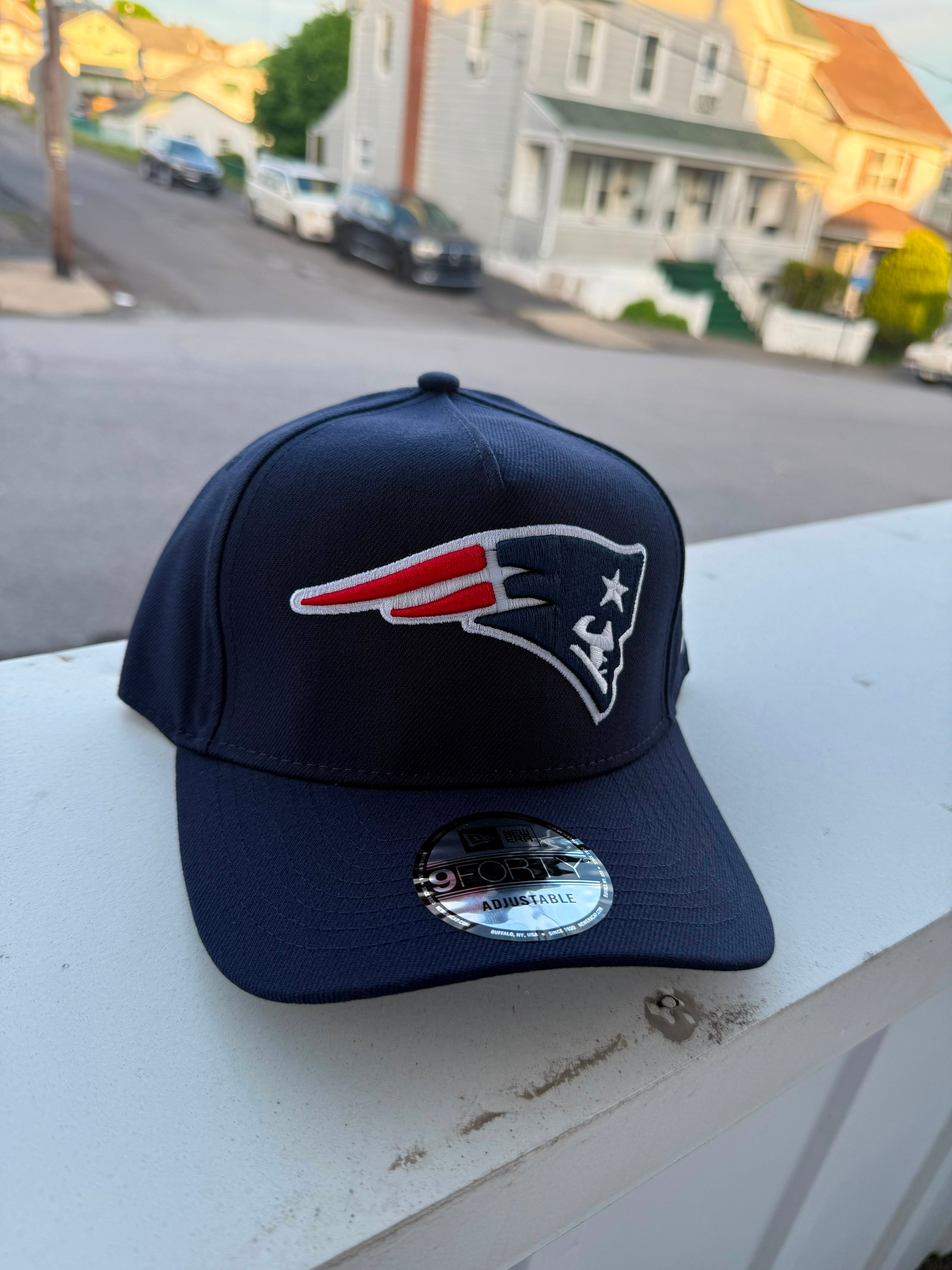 New Era 9FORTY azul marino cuenta con el logotipo bordado de los New England Patriots en la parte frontal.
