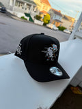 Gorra New Era 9FIFTY A-Frame de los Chicago White Sox es negra y cuenta con un bordado estilo caricatura de "Southpaw" sosteniendo una bandera