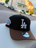 New Era 9FORTY de los Los Angeles Dodgers presenta un diseño conmemorativo del 100 aniversario con una corona negra y una visera café.