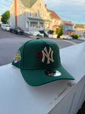 New Era 9Forty ajustable de los New York Yankees presenta un vibrante color verde y un parche lateral bordado del World Series 1996.