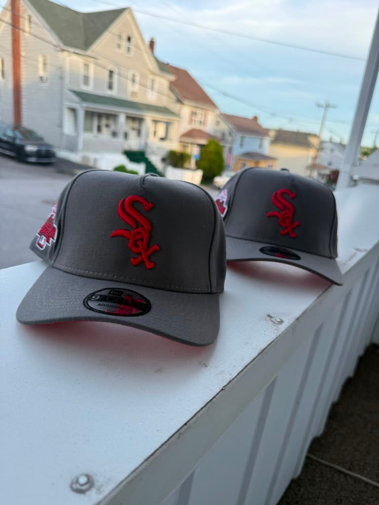 Gorra New Era 9FORTY ajustable presenta un diseño en color gris con el logotipo del equipo Chicago White Sox bordado en rojo.