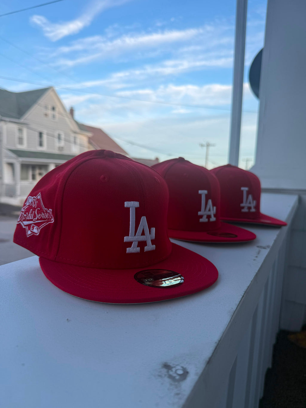 Gorra roja de los Dodgers de Los Ángeles cuenta con un parche conmemorativo del 50 aniversario del Juego de Estrellas de 1980 en el lateral.