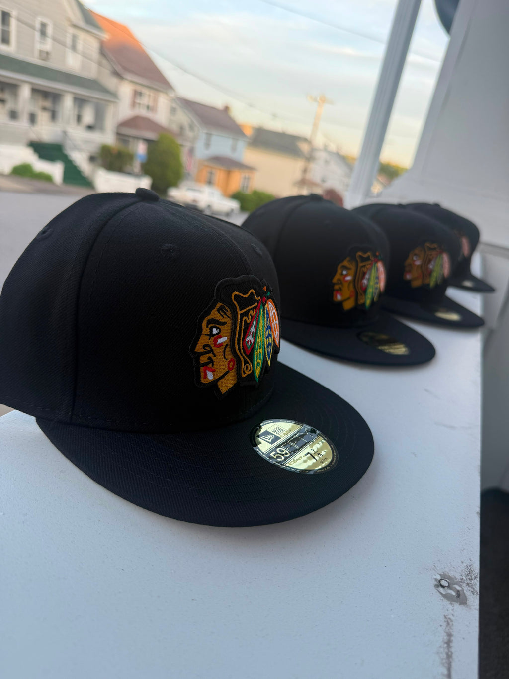 Gorra fitted 59FIFTY de New Era presenta el logo clásico de los Chicago Blackhawks bordado en la parte frontal.