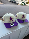 New Era 9Forty A-Frame de los Oakland Athletics presenta una corona de color crema con una visera morada y un parche de la Serie Mundial de 1989.