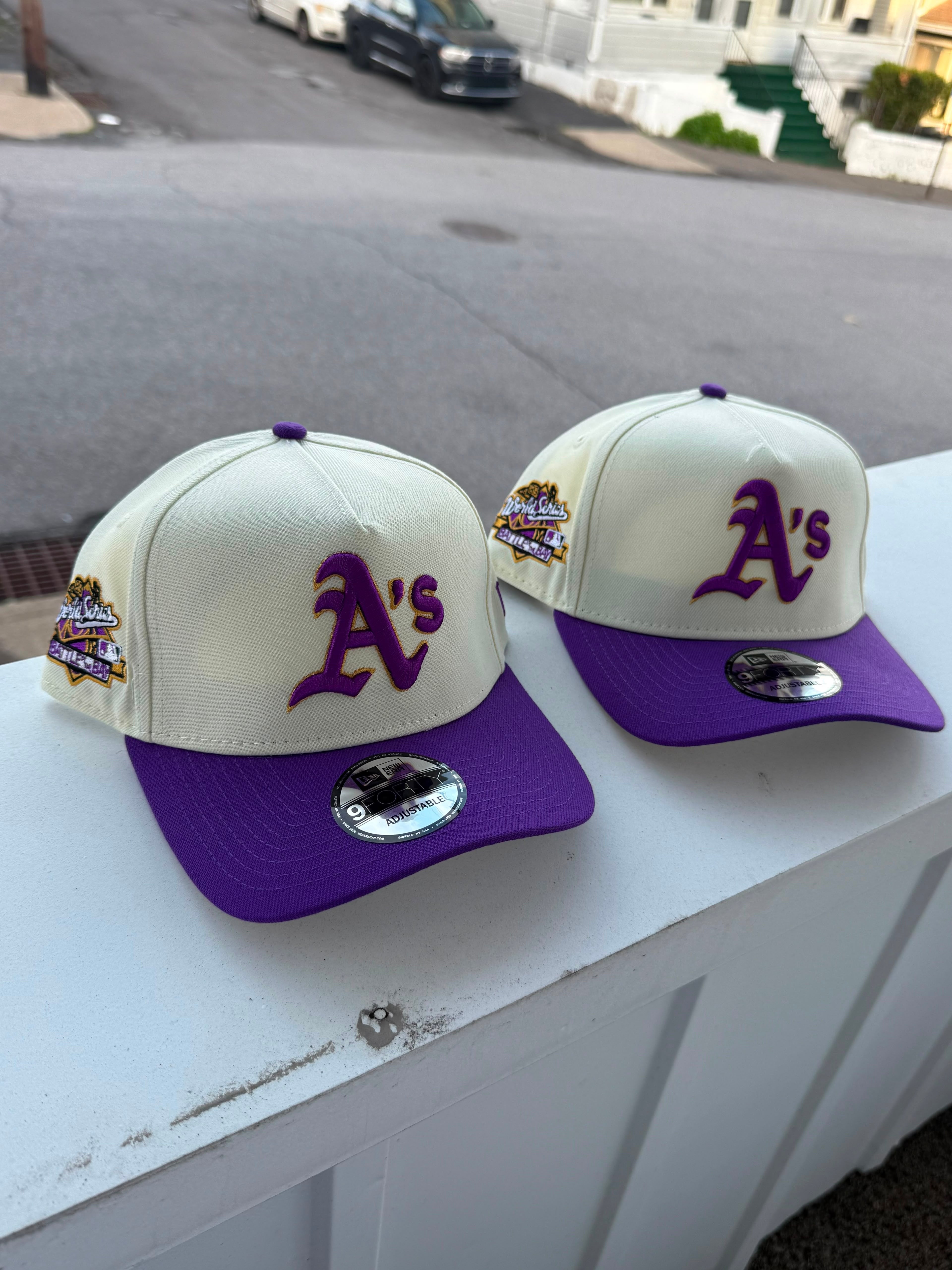 New Era 9Forty A-Frame de los Oakland Athletics presenta una corona de color crema con una visera morada y un parche de la Serie Mundial de 1989.