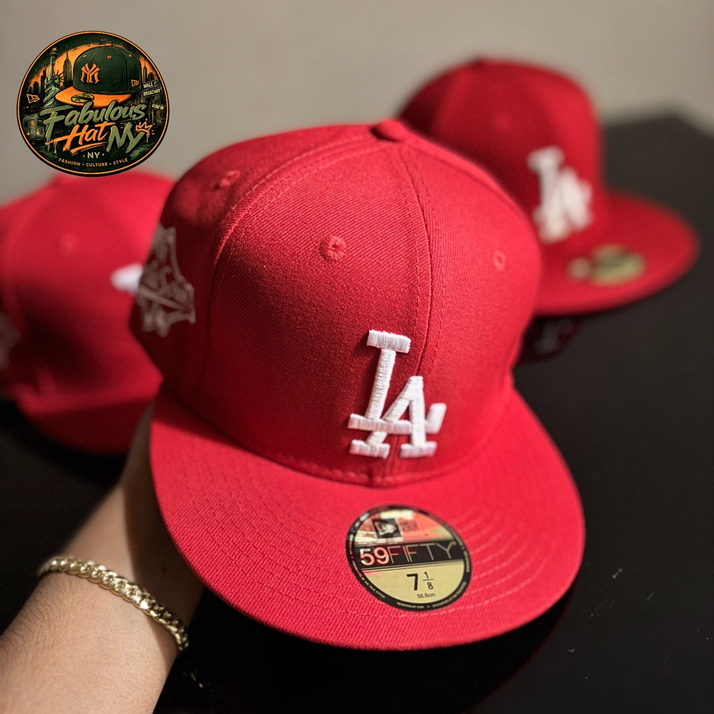 Gorra roja de los Dodgers de Los Ángeles cuenta con un parche conmemorativo del 50 aniversario del Juego de Estrellas de 1980 en el lateral.