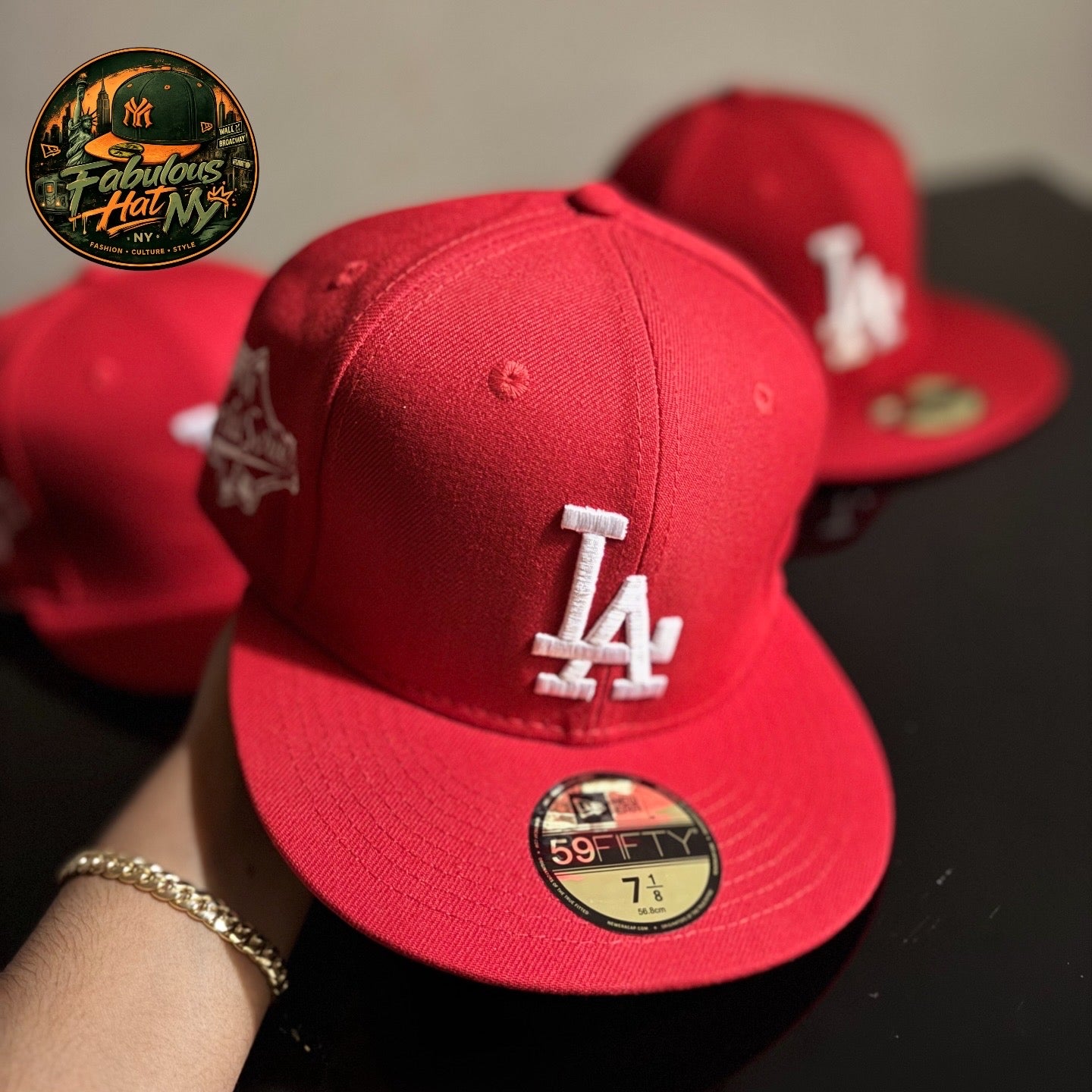 Gorra roja de los Dodgers de Los Ángeles cuenta con un parche conmemorativo del 50 aniversario del Juego de Estrellas de 1980 en el lateral.