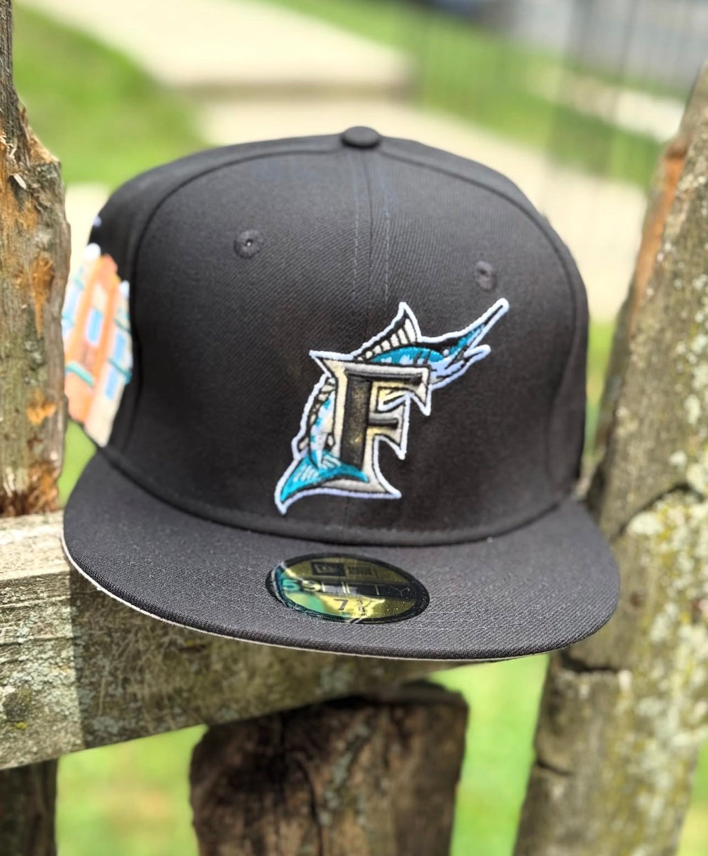 Gorra New Era 59FIFTY presenta un logotipo clásico de los Florida Marlins bordado en el frente y un parche lateral especial de edificios de South Beach.