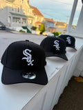 Gorra snapback New Era 9FORTY del equipo Chicago White Sox presenta un diseño negro con el logo bordado en blanco.