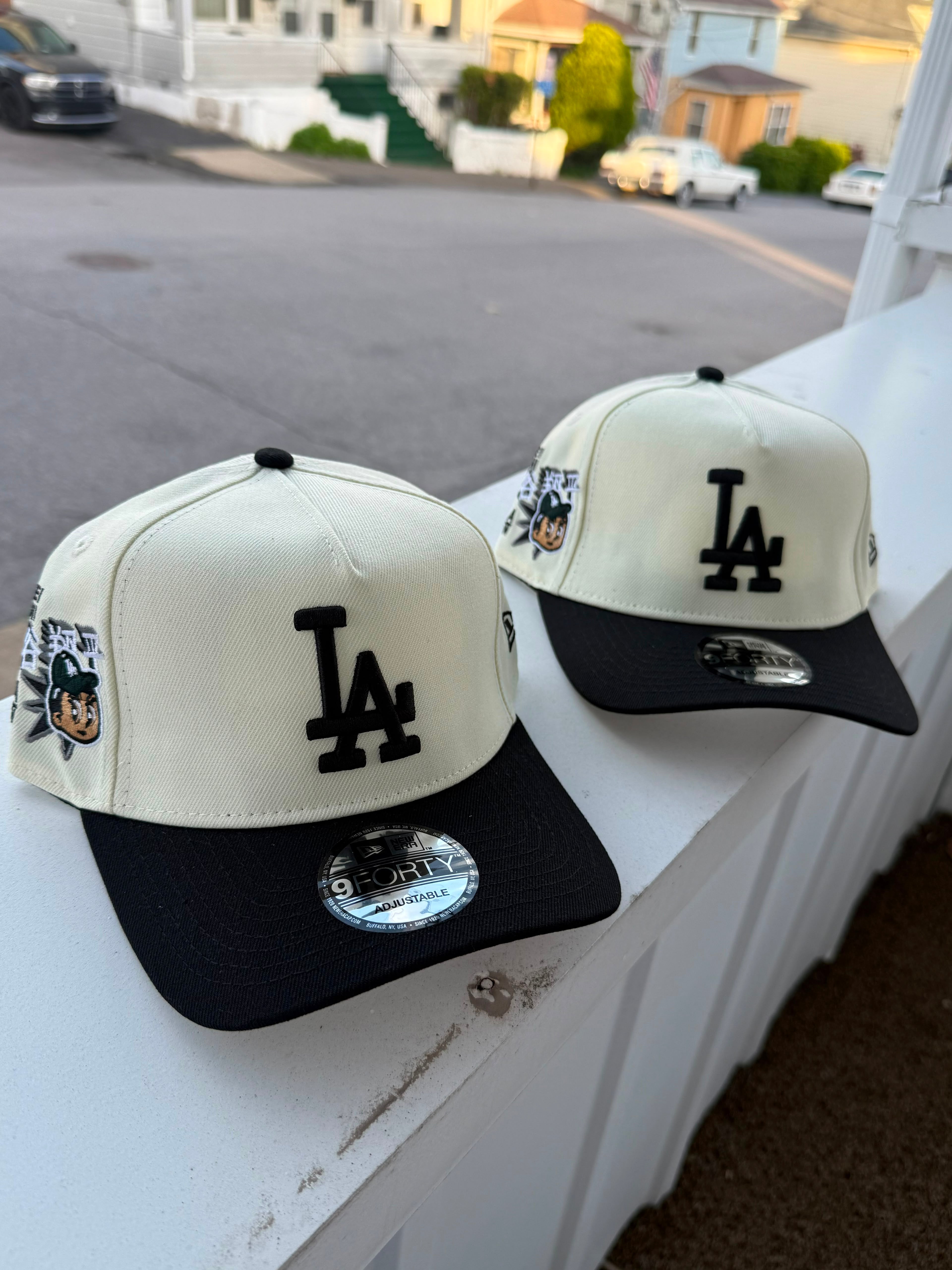 New Era 9FORTY presenta una corona color crema con el logo negro de los LA Dodgers y una visera negra a juego.