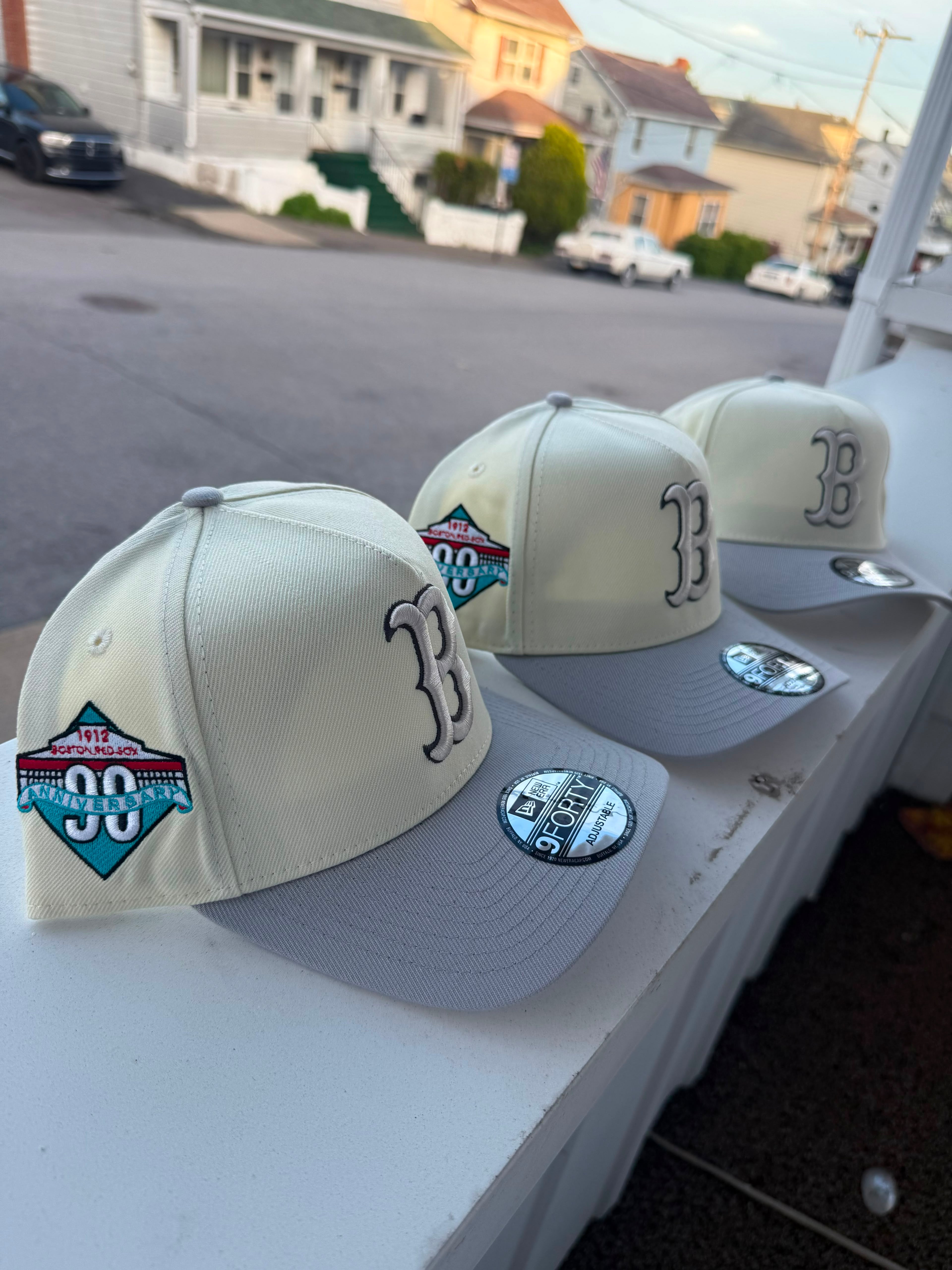 New Era 9FORTY de los Boston Red Sox presenta un diseño crema y gris con un parche conmemorativo del aniversario en el lateral.