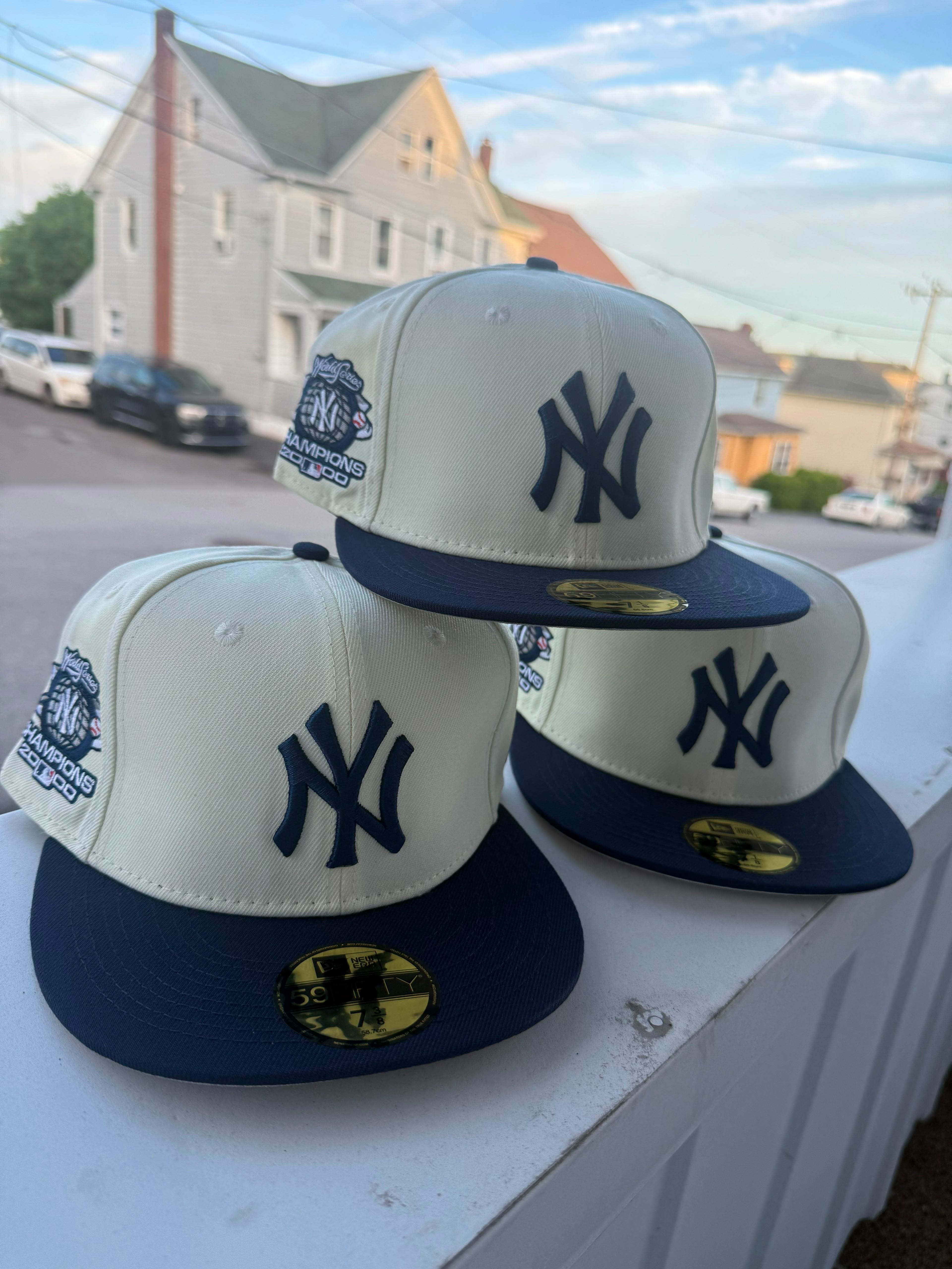 Gorra New Era 59FIFTY de los New York Yankees cuentan con un parche conmemorativo de la Serie Mundial del año 2000