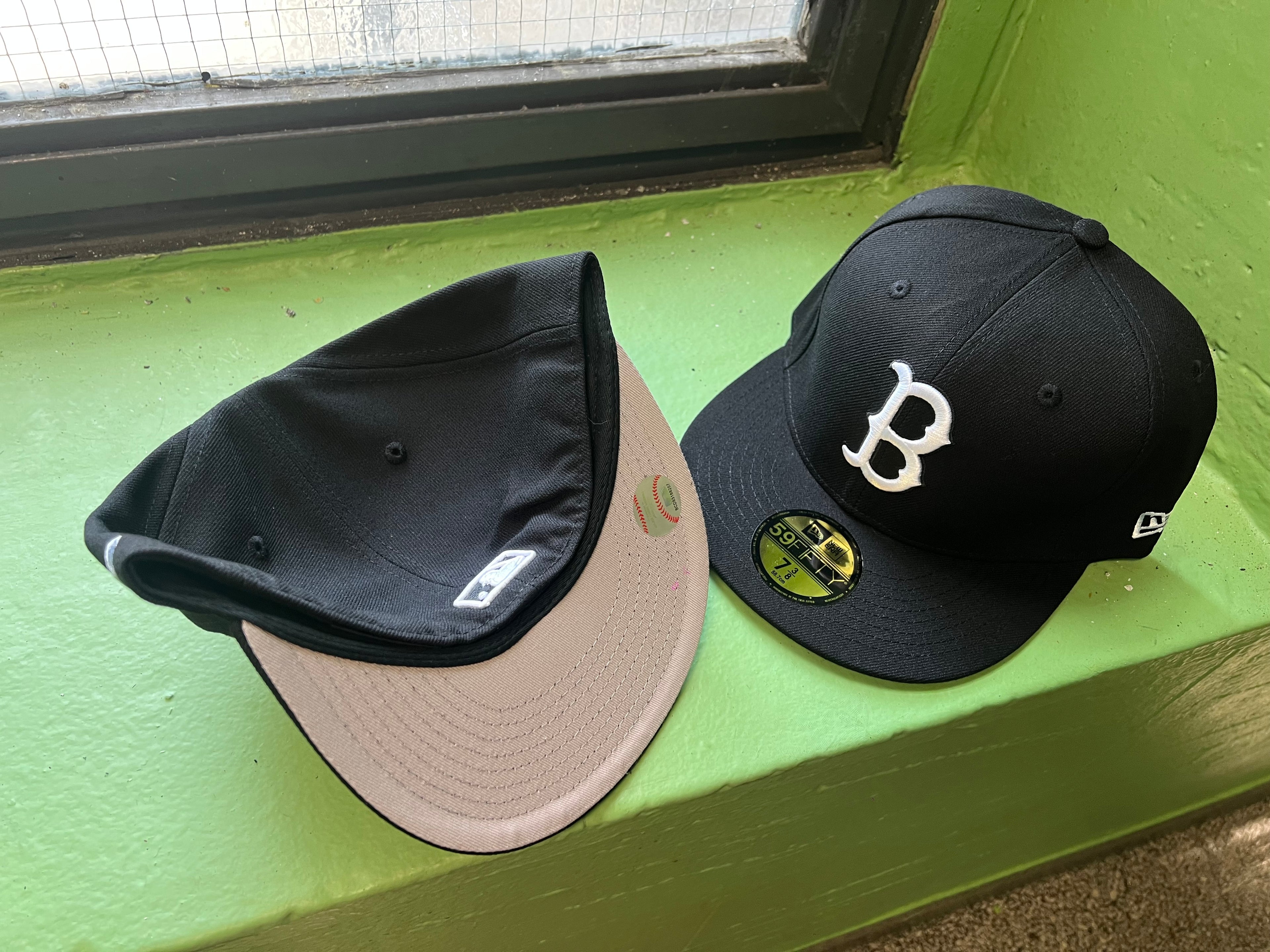 New Era 59Fifty negra presenta el logotipo "B" bordado en blanco de los Boston Red Sox en la parte delantera.