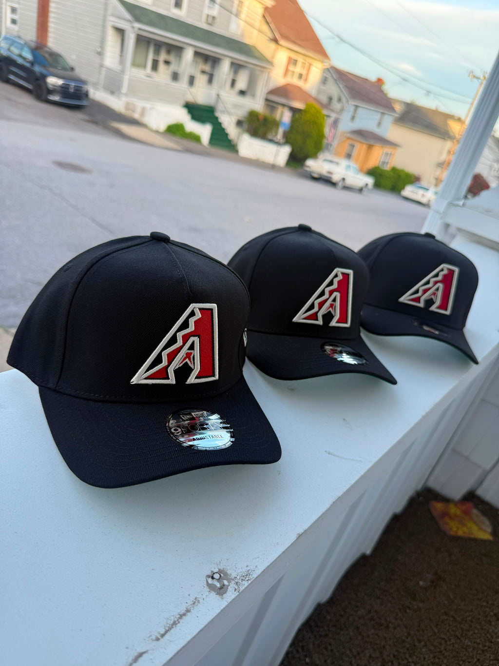 Gorra New Era 9FIFTY ajustable en color negro con el logotipo bordado de los Arizona Diamondbacks.