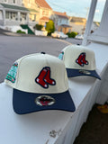 New Era 9FORTY ajustable con un diseño conmemorativo del Juego de Estrellas de 1999 de los Boston Red Sox en color crema y marino.