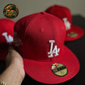 Gorra roja de los Dodgers de Los Ángeles cuenta con un parche conmemorativo del 50 aniversario del Juego de Estrellas de 1980 en el lateral.