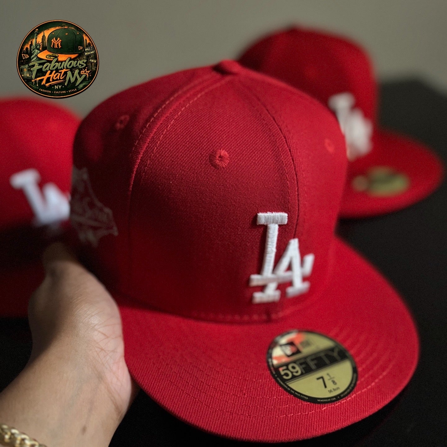 Gorra roja de los Dodgers de Los Ángeles cuenta con un parche conmemorativo del 50 aniversario del Juego de Estrellas de 1980 en el lateral.