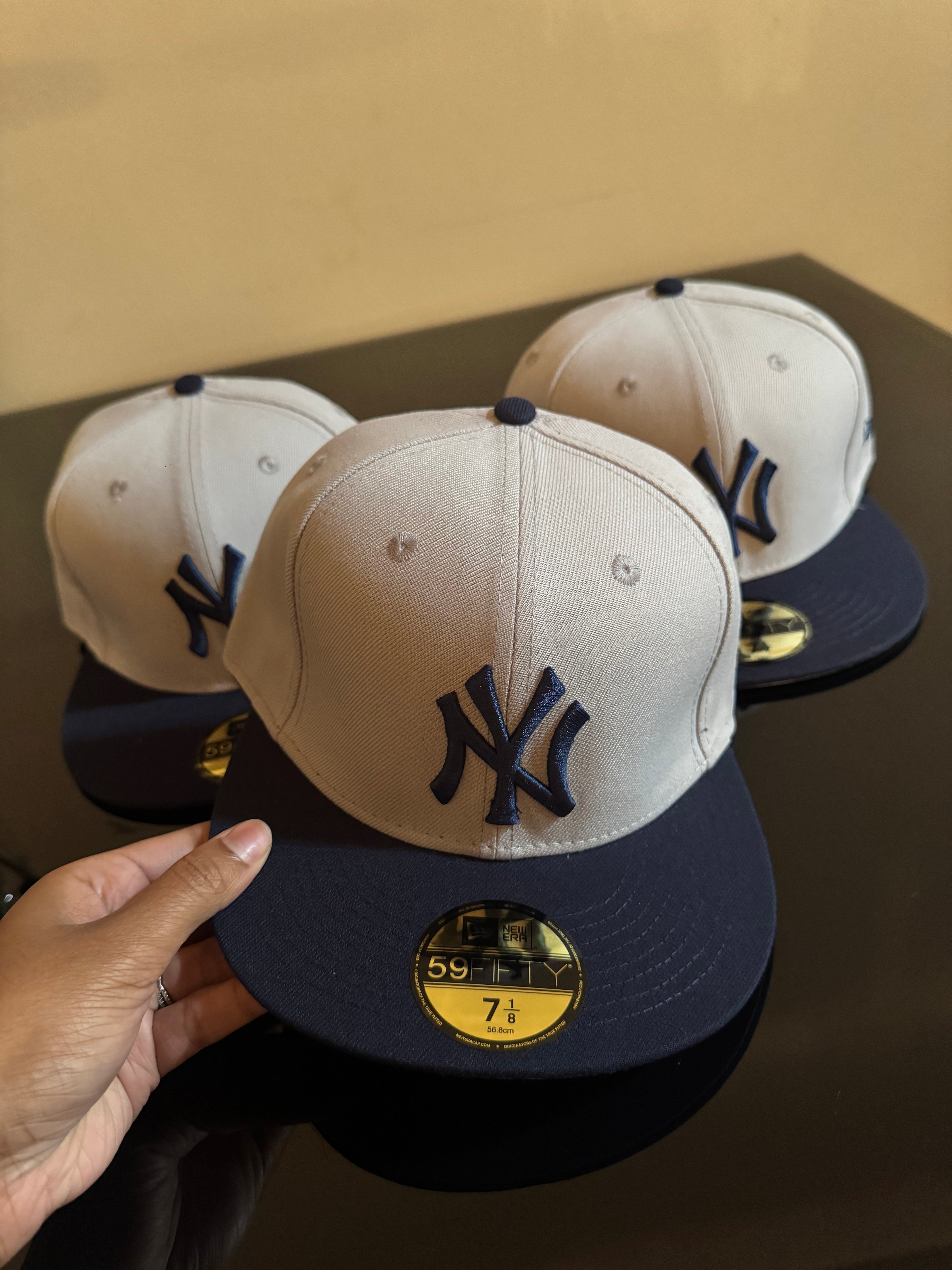 Gorra New Era 59FIFTY de los New York Yankees presenta un diseño clásico en gris con visera azul marino.
