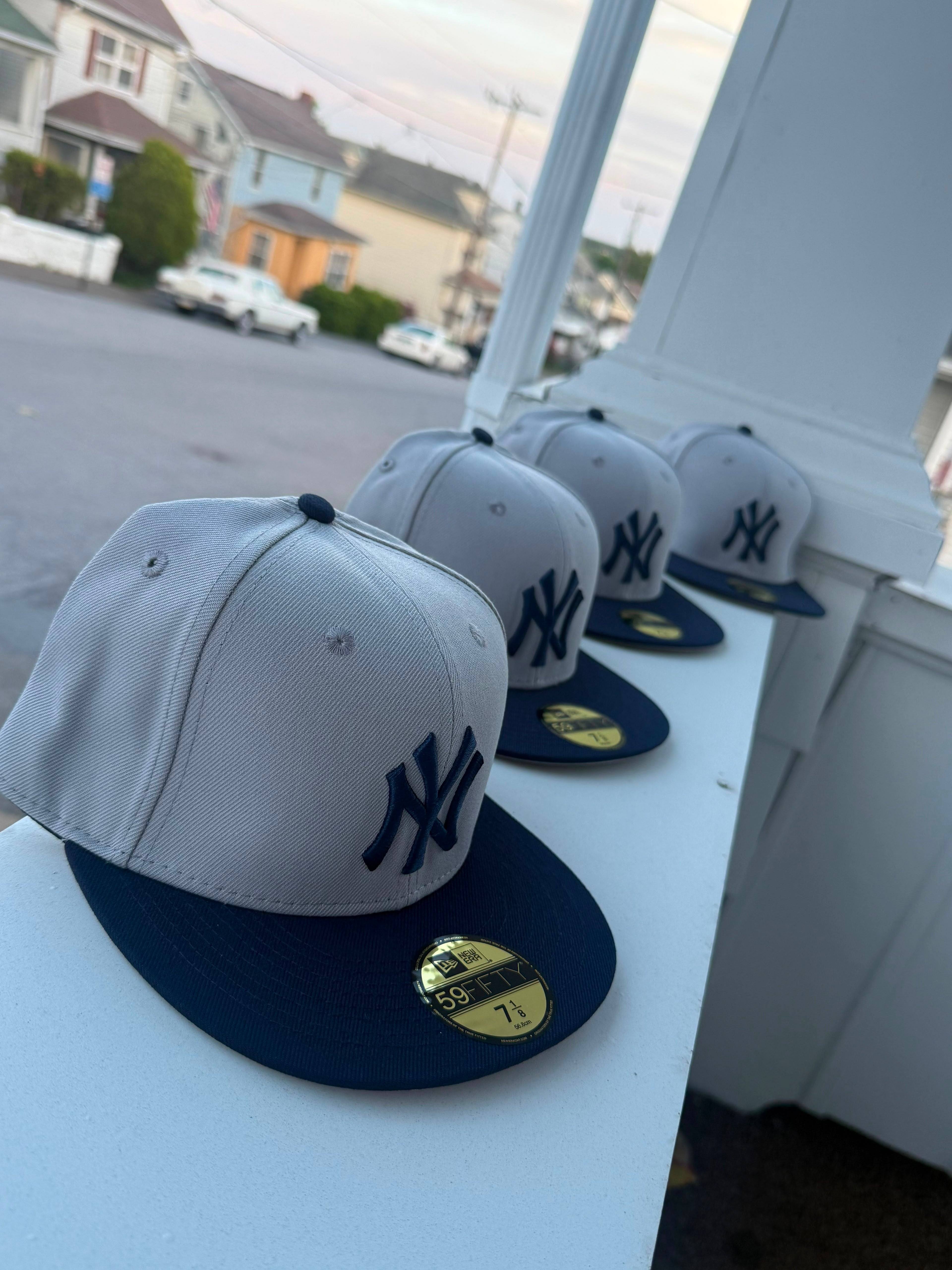 Gorra New Era 59FIFTY de los New York Yankees presenta un diseño clásico en gris con visera azul marino.