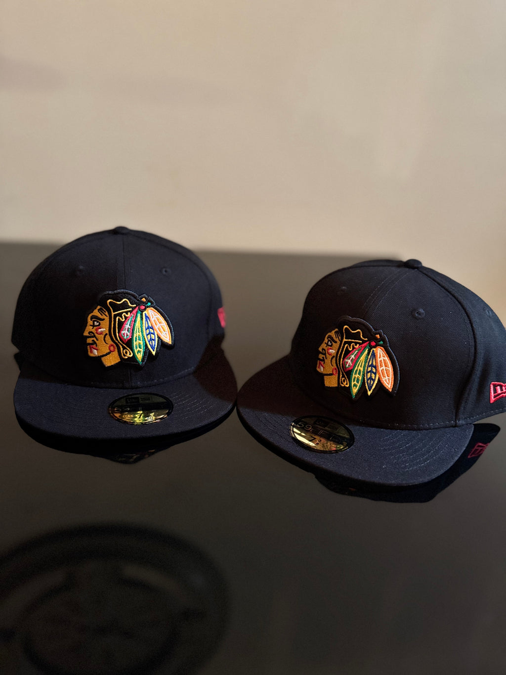 Gorra fitted 59FIFTY de New Era presenta el logo clásico de los Chicago Blackhawks bordado en la parte frontal.