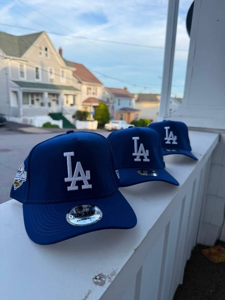 Gorra azul de los Ángeles Dodgers es una New Era 9FORTY A-Frame con un parche lateral de campeones.