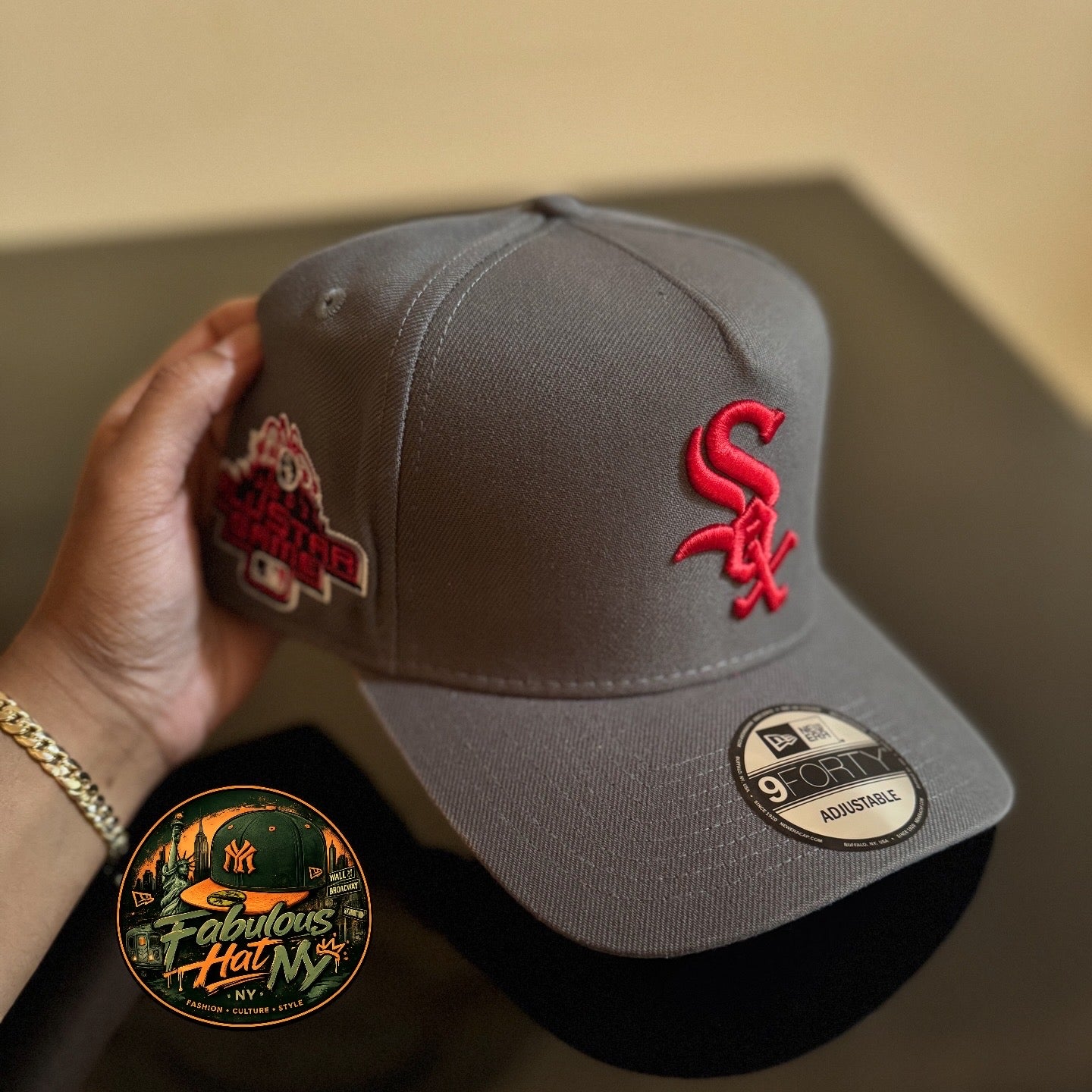 Gorra New Era 9FORTY ajustable presenta un diseño en color gris con el logotipo del equipo Chicago White Sox bordado en rojo.