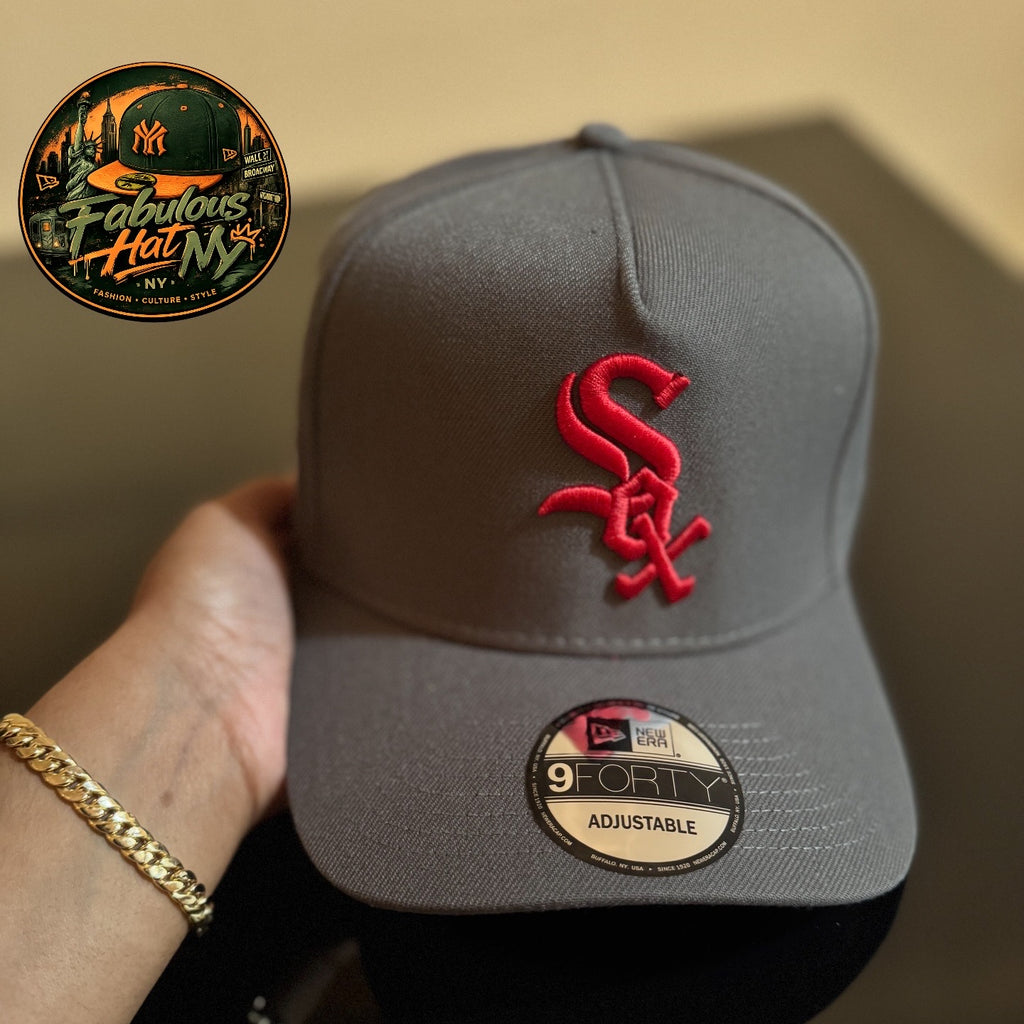 Gorra New Era 9FORTY ajustable presenta un diseño en color gris con el logotipo del equipo Chicago White Sox bordado en rojo.