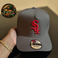 Gorra New Era 9FORTY ajustable presenta un diseño en color gris con el logotipo del equipo Chicago White Sox bordado en rojo.